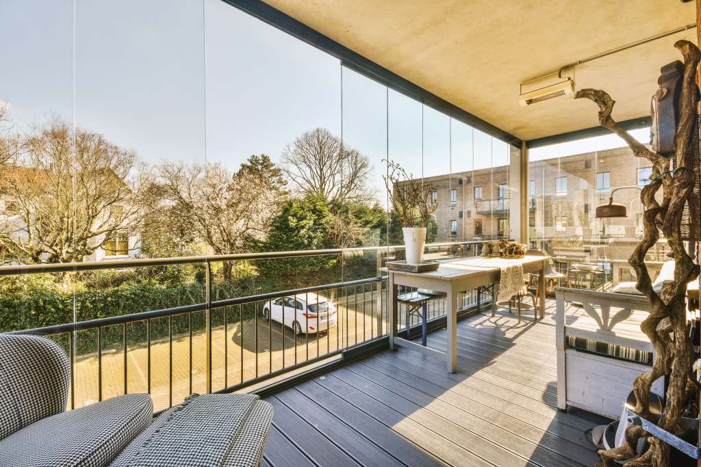 Zeitgemäße Ästhetik mit maßgeschneiderten Glasgeländern