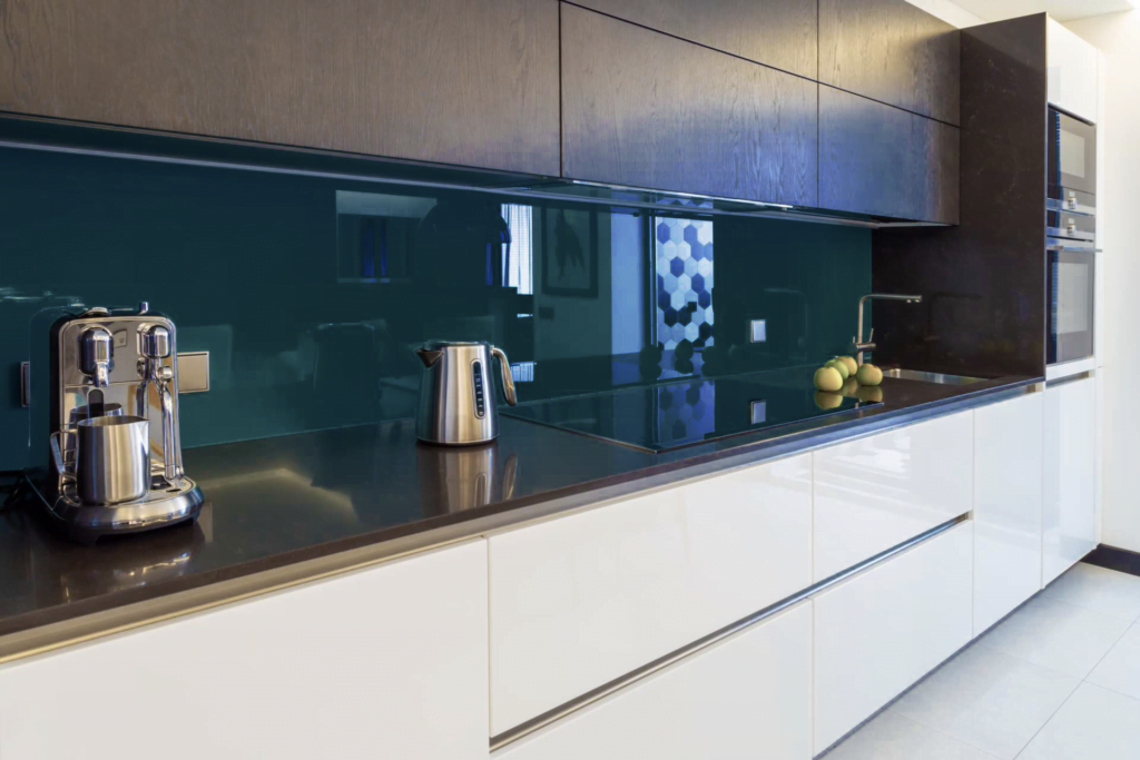 Glass in the kitchen - why install glass instead of tiles