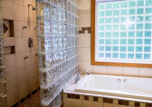 Milchglas im Badezimmer