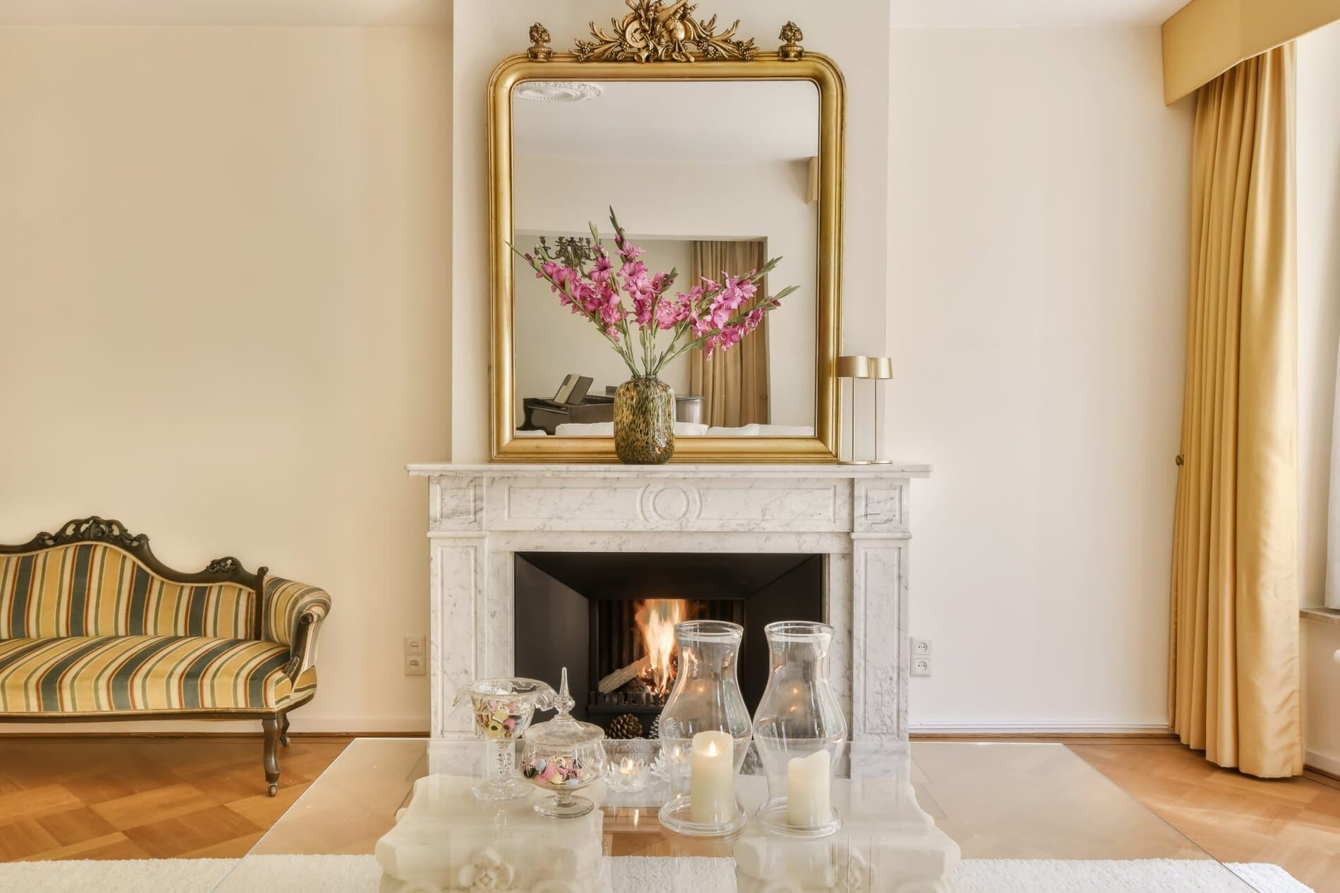 Mirror in the living room - an eye-catching accent