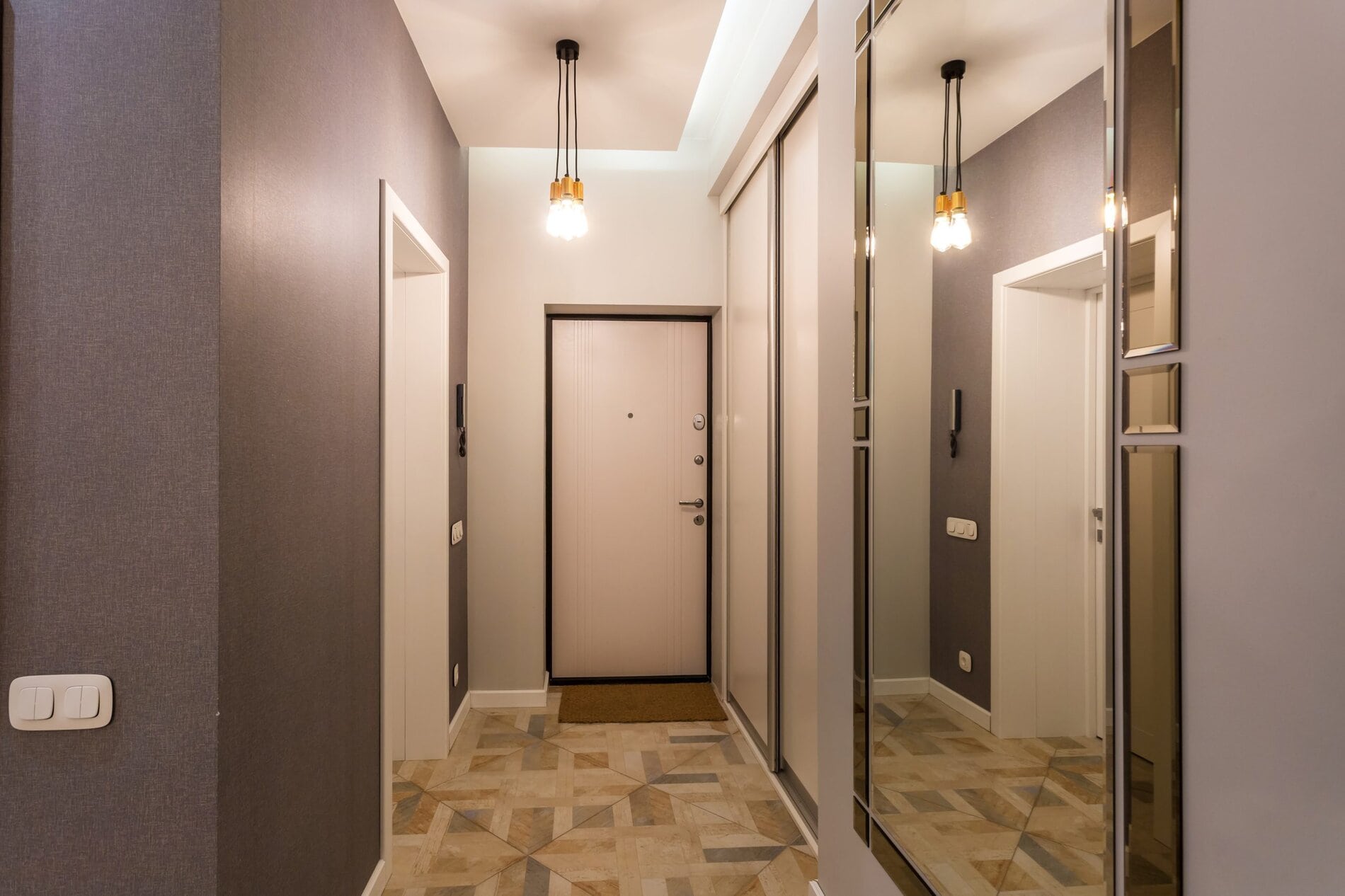 Mirror in the hallway - the first impression of your home
