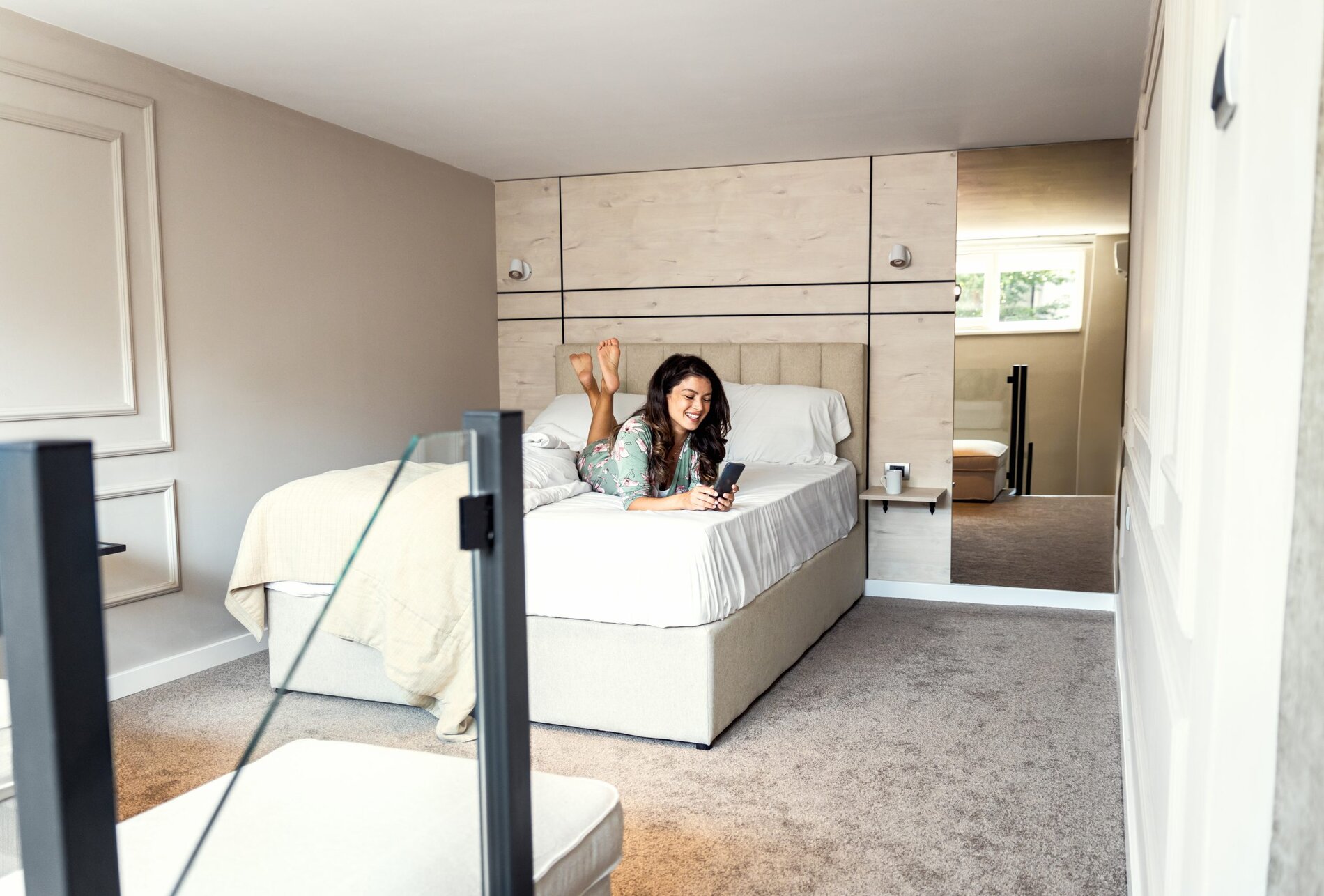 Mirror in the bedroom – discreet and functional