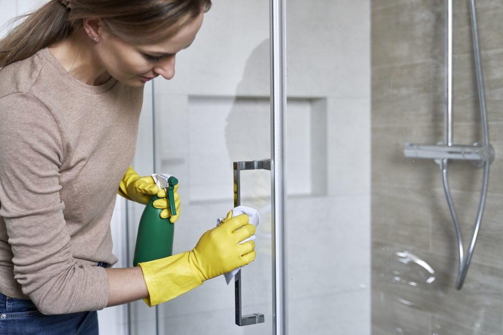 Easy maintenance of the glass shower cabin